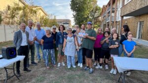 une dizaine de personnes debout devant l'épicerie solidaire La ruche de Mios