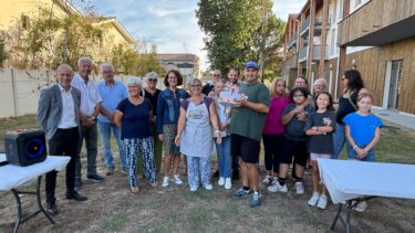 une dizaine de personnes debout devant l'épicerie solidaire La ruche de Mios