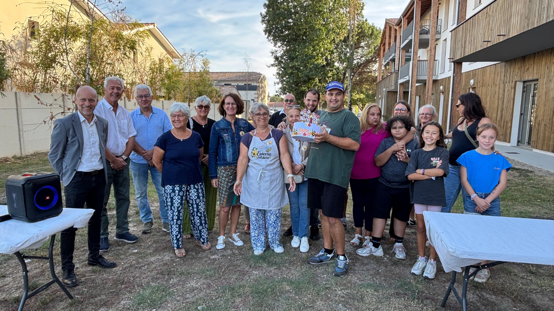 une dizaine de personnes debout devant l'épicerie solidaire La ruche de Mios