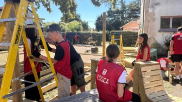Plusieurs jeunes travaillent autour d'une construction en bois à Taussat, à Lanton.