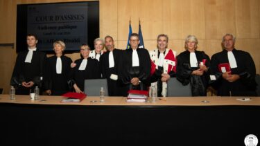des personnes déguisée en magistrats avec des robes de juges noires