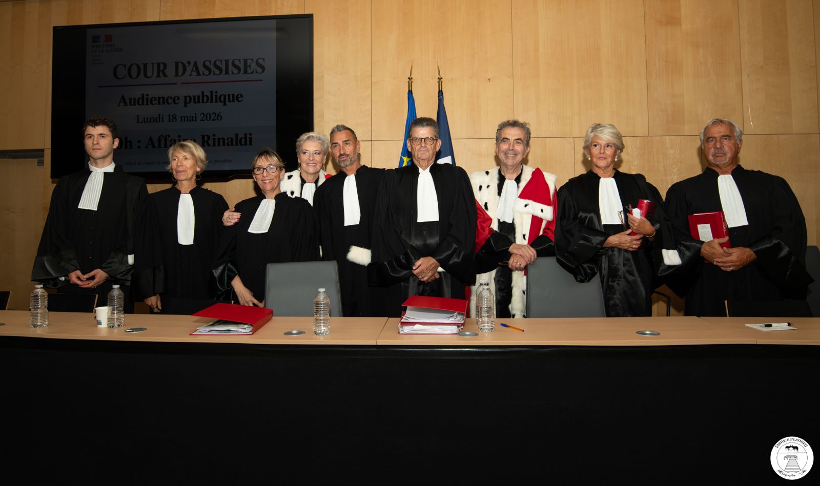 des personnes déguisée en magistrats avec des robes de juges noires