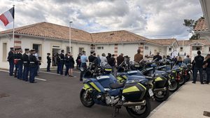 au premier plan : des motos de gendarmes avec la nouvelle caserne de marcheprime en arrière plan