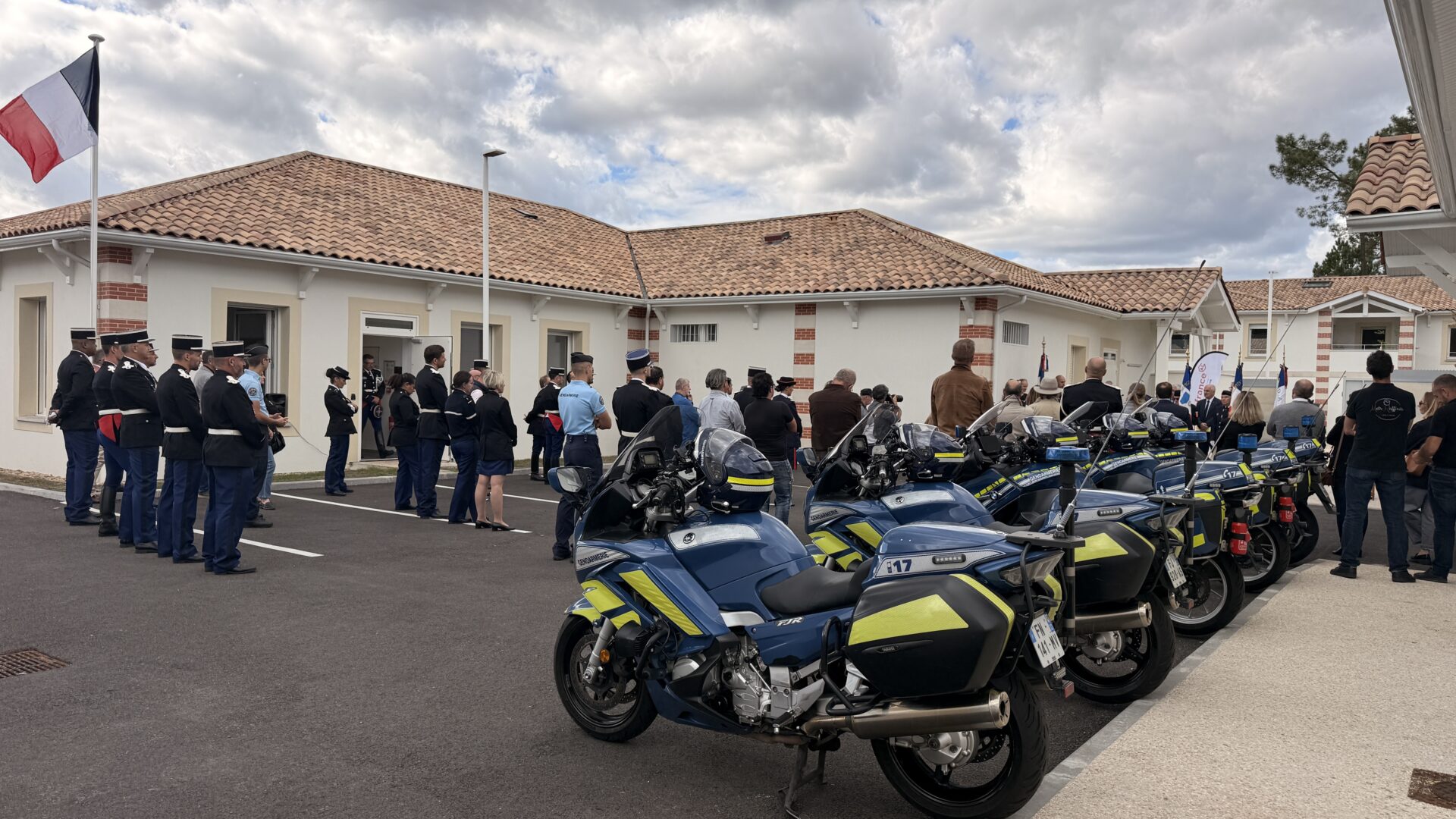 au premier plan : des motos de gendarmes avec la nouvelle caserne de marcheprime en arrière plan