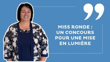 Une femme brune cheveux au carré poprtanune veste à fleur bleues et blanches opse sur un fond bleu . Texte : Miss ronde : un concours pour une mise en lumière