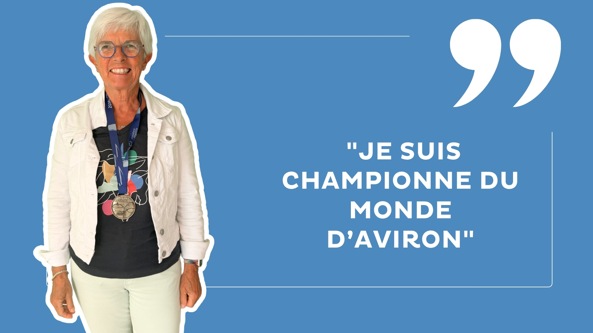 femme habillée avec un tee shirt sombre, une veste blanche et un pantalon blanc, elle porte une médaille autour du cou. Fond bleu ciel avec la mention "Je suis championne du Monde d'aviron"