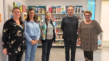 4 femmes et un homme devant la ludothèque de lanton