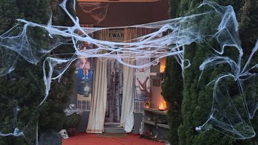 extérieur d'une maison décorée pour halloween à marcheprime avec des toiles d'araignées, des affiches d'horreur et des accessoires