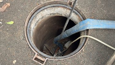 vue d'une canalisation du réseau d'eaux usées pendant des travaux menés par le SIBA à la teste
