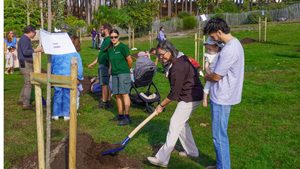 des personnes dans le parc pereire en train de planter des arbres à la naissance à arcachon