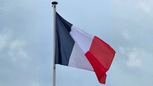 image d'illustration d'un drapeau de la France sur un mât