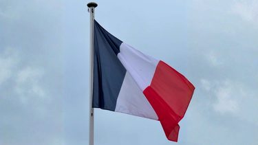 image d'illustration d'un drapeau de la France sur un mât