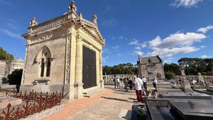 cimetière d'arcachon sous un ciel bleu