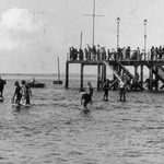 jetée et plage d'andernos carte postale en noir et blanc