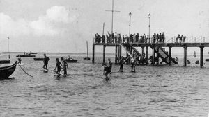 jetée et plage d'andernos carte postale en noir et blanc