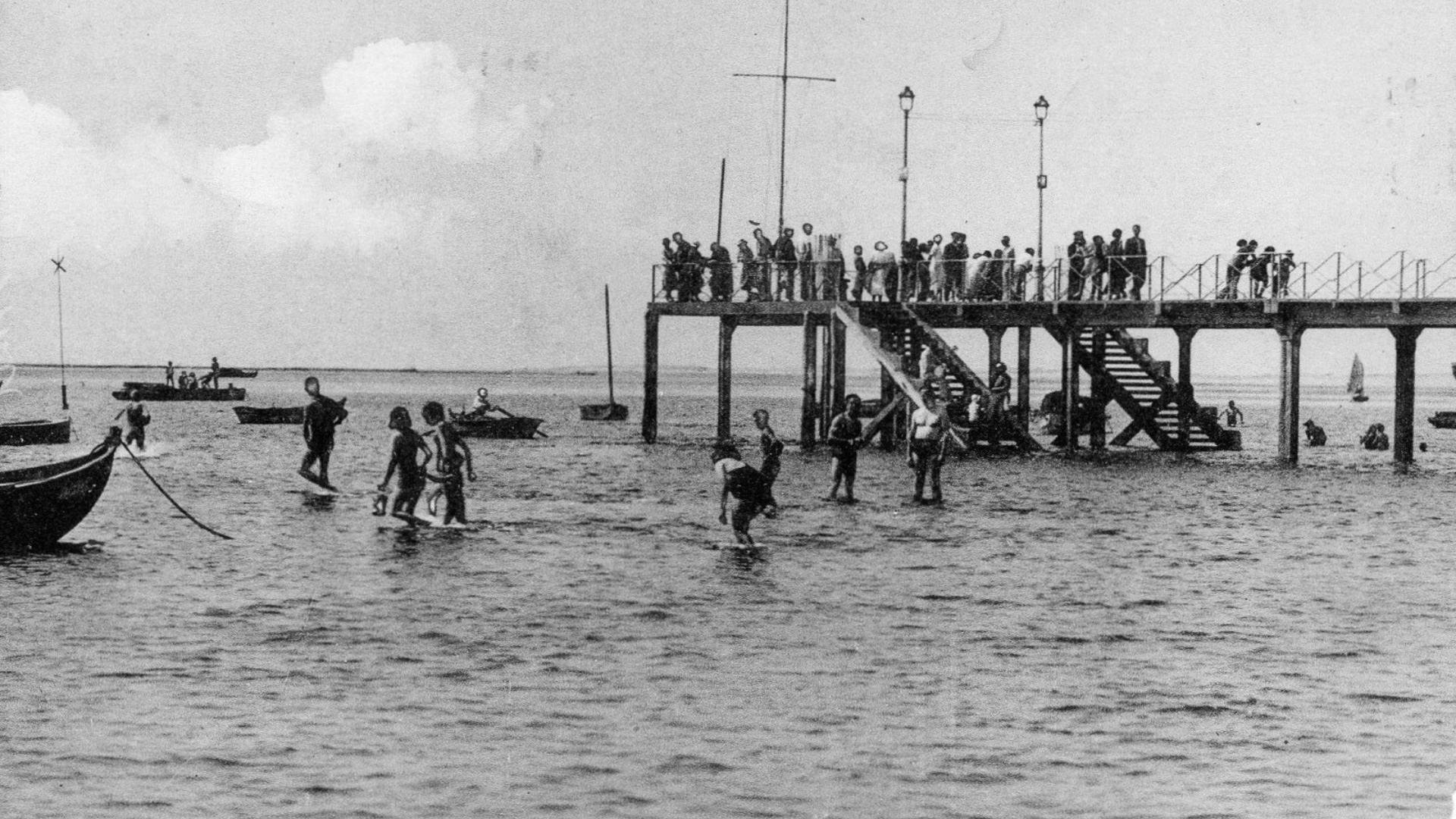 jetée et plage d'andernos carte postale en noir et blanc
