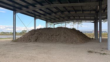 un tas de sédiment de dragage sous un hangar couvert