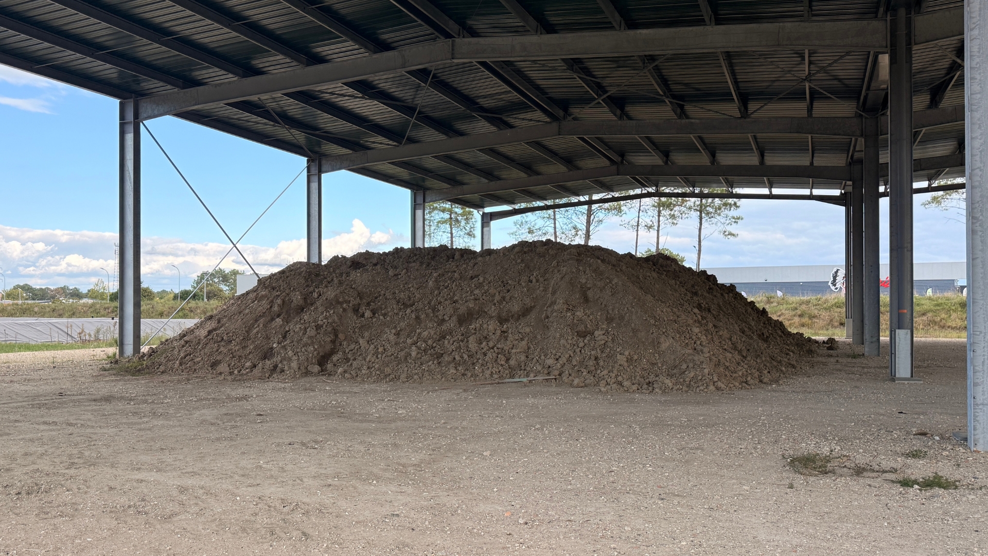 un tas de sédiment de dragage sous un hangar couvert
