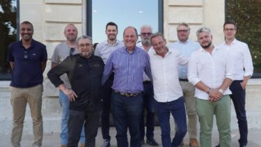 des hommes debout et qui posent devant l'objectif à l'occasion des perles du bassin 2026